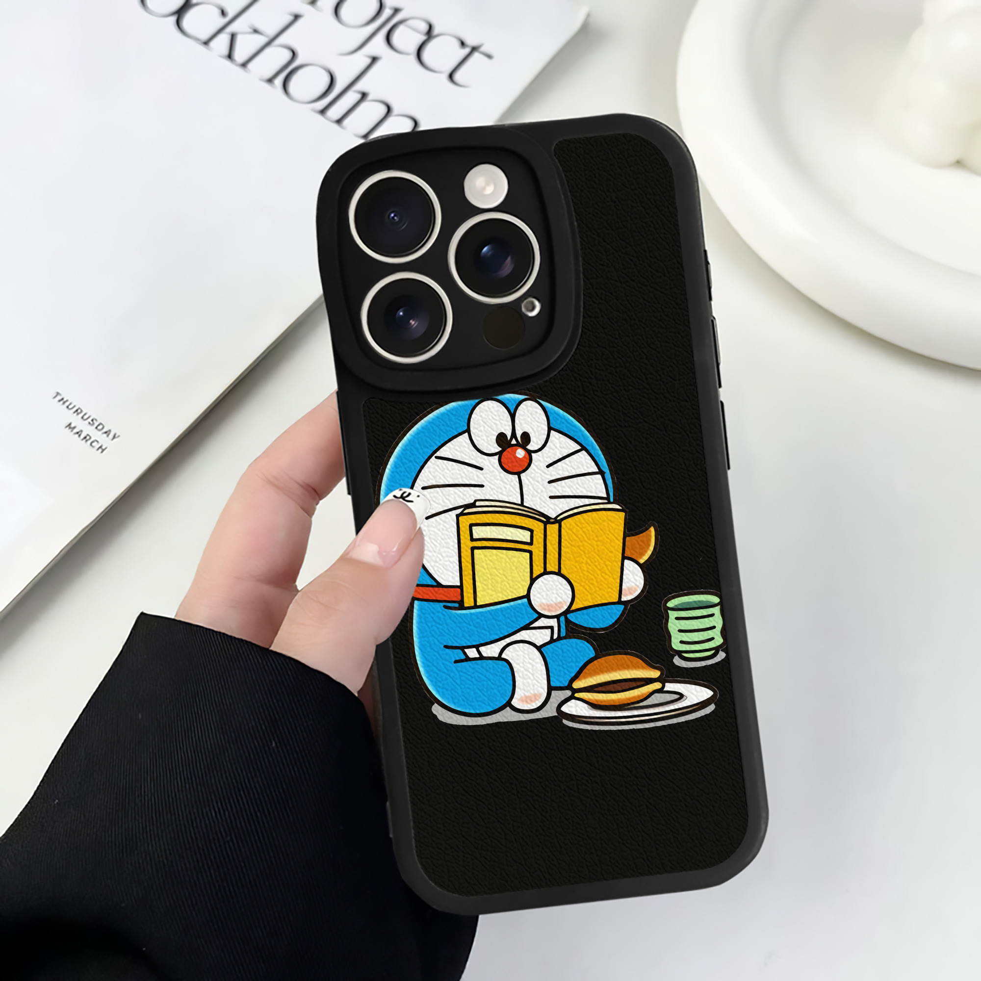 （画像用） ドラえもん Doraemon 【iPhone 16シリーズ対応】シリコンスマホケース（レザー調） 材質：シリコン